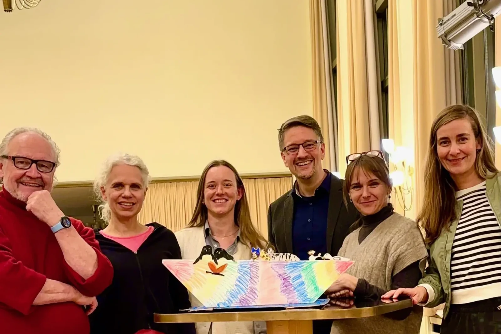 Jury mit der Regenbogen-Arche der GGS Reinshagen beim Bastelwettbewerb zu An der Arche um Acht