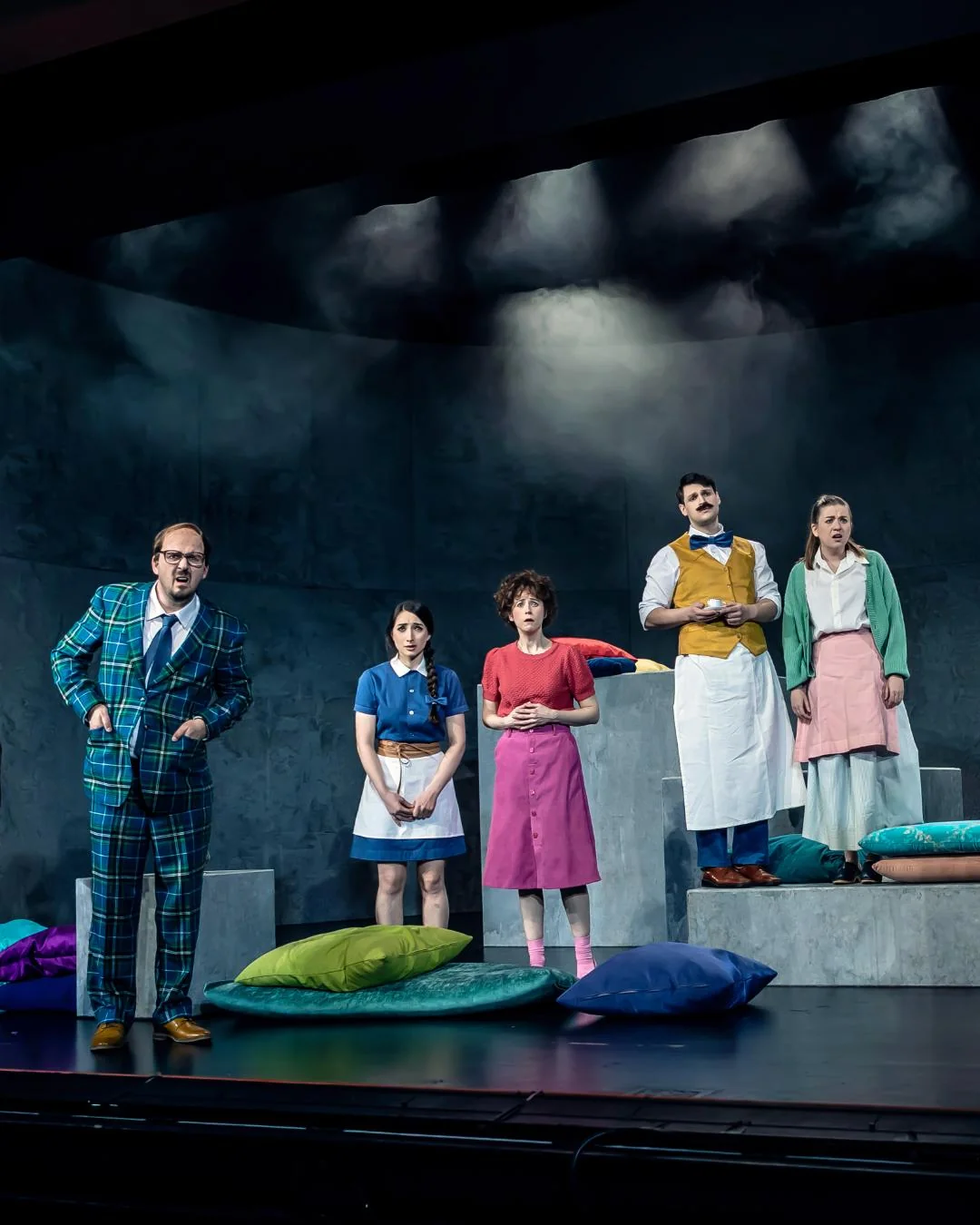 Fünf Ensemblemitglieder des Landestheaters Detmold auf einer Theaterbühne – Motiv zur Besucherumfrage 2026/27